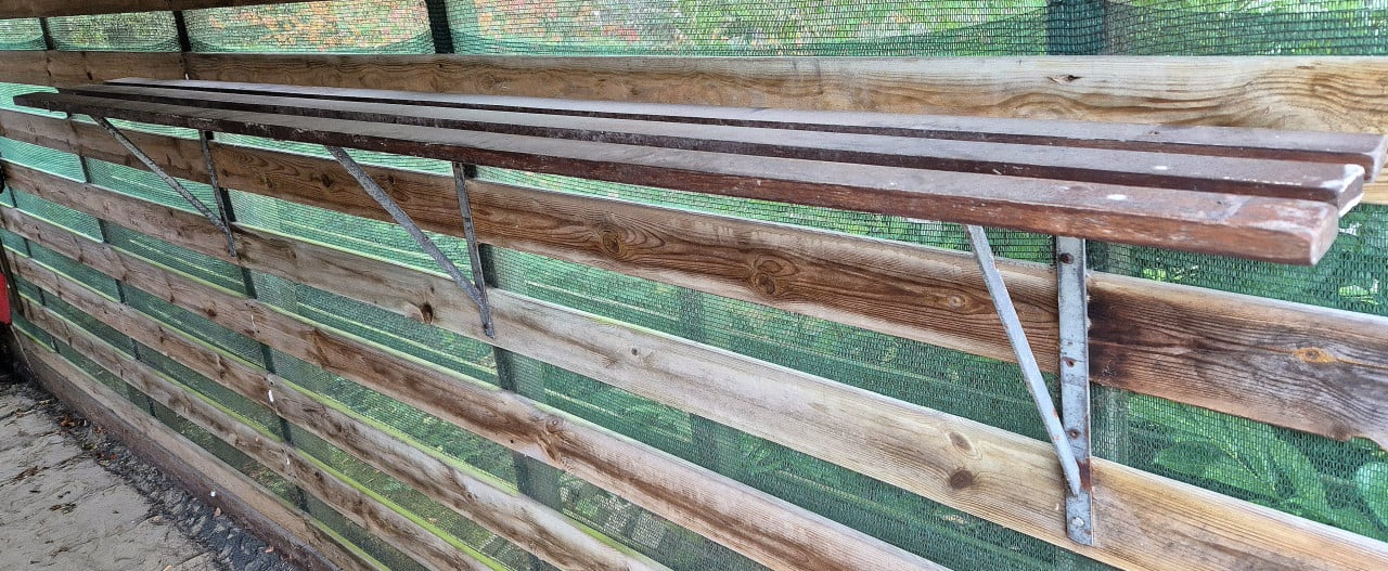 Gratis houten wandrek met dragers