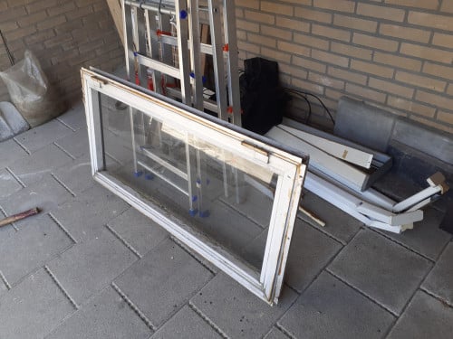 Te koop:   raam met aluminium kozijn.