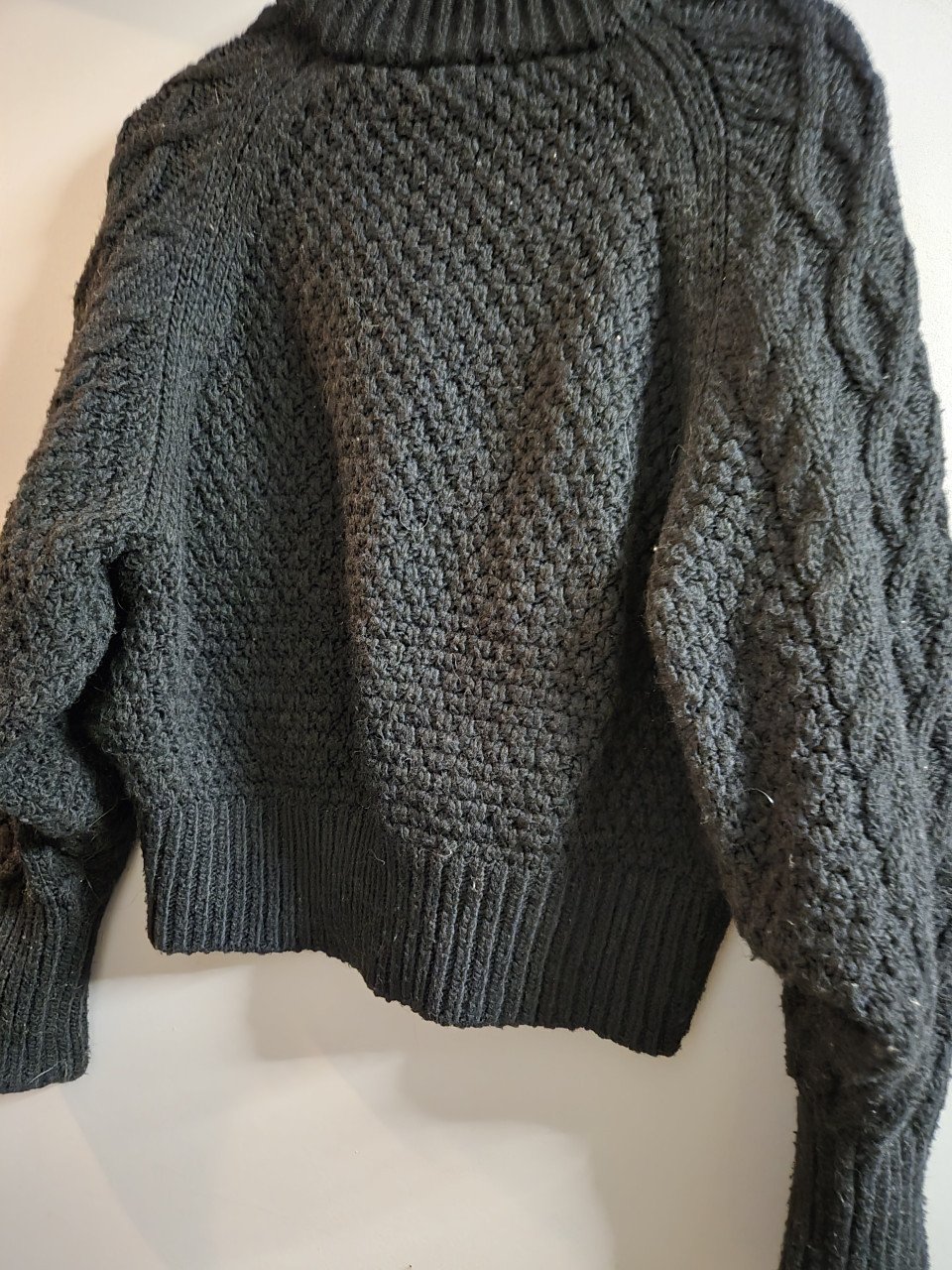Gebreide korte zwarte trui H&M Maat S 5% wol