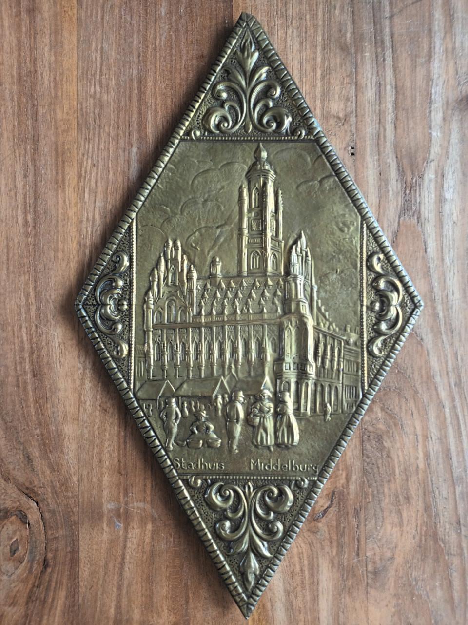 Latoen koperen plaat Stadhuis Middelburg in gave staat
