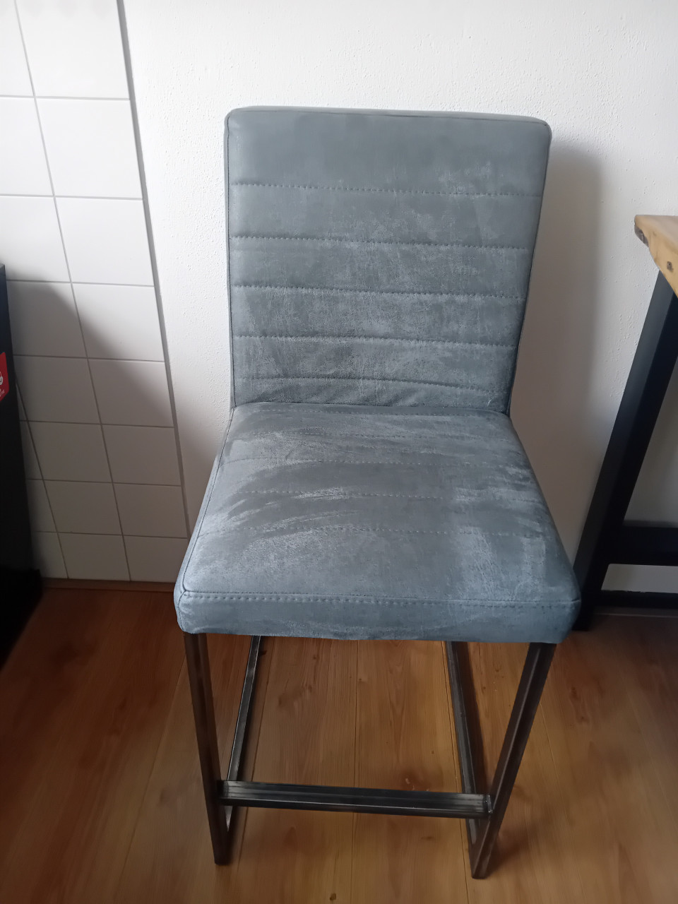Bartafel met 4 barkrukken