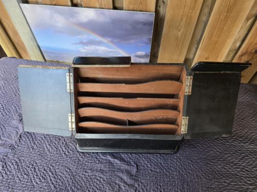 Antieke houten brievenorganiser uit de 19e eeuw.