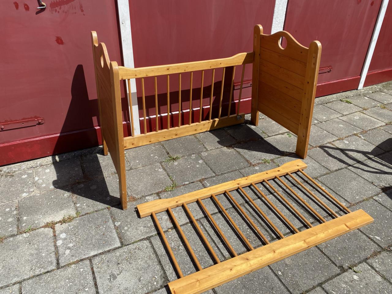 Ledikant hout in hoogte verstelbaar met uitneembare spijlen