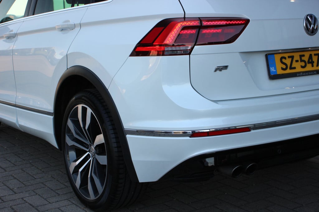 Volkswagen Tiguan 1.4 tsi 4motion r-line | pano | v.c. | acc | el. trekhaak