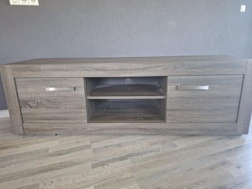 Tv meubel en tafel gereserveerd