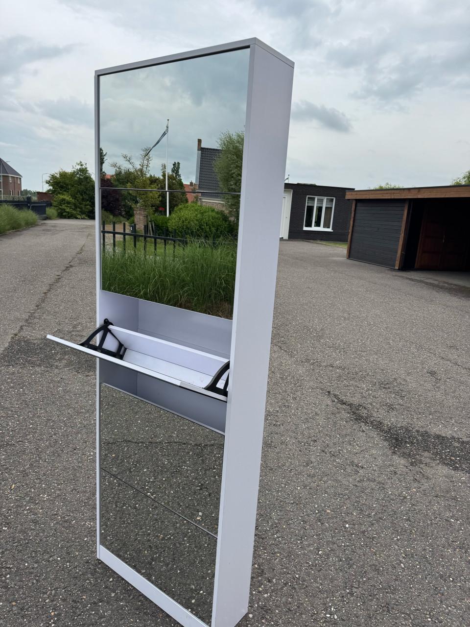 Schoenenkast met spiegel afm. H 185 B 64 D 20