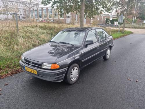 Opel astra 1.6i sedan automaat bj 1994 punt gaaf 98000km met autopas