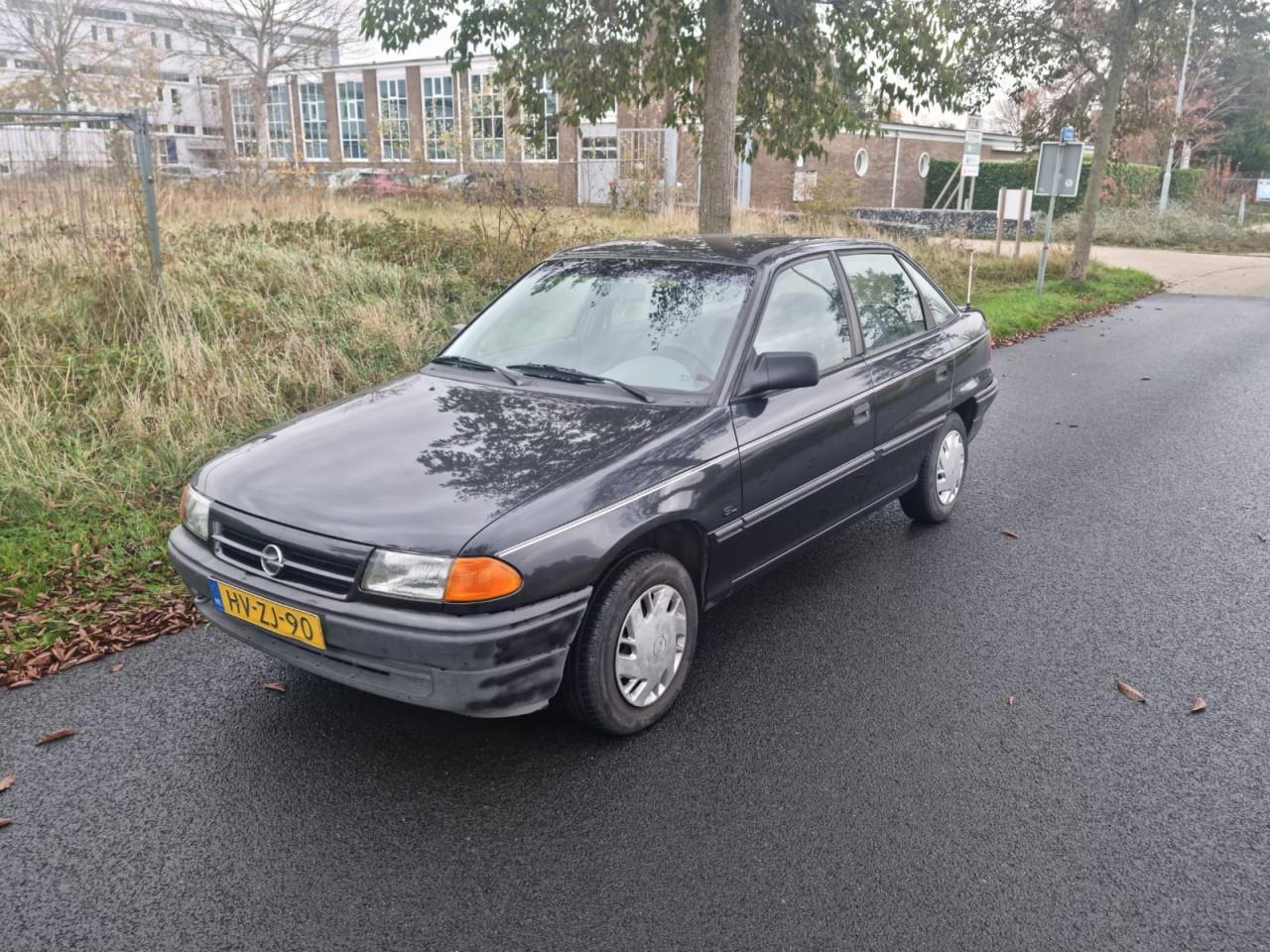Opel astra 1.6i sedan automaat bj 1994 punt gaaf 98000km met autopas
