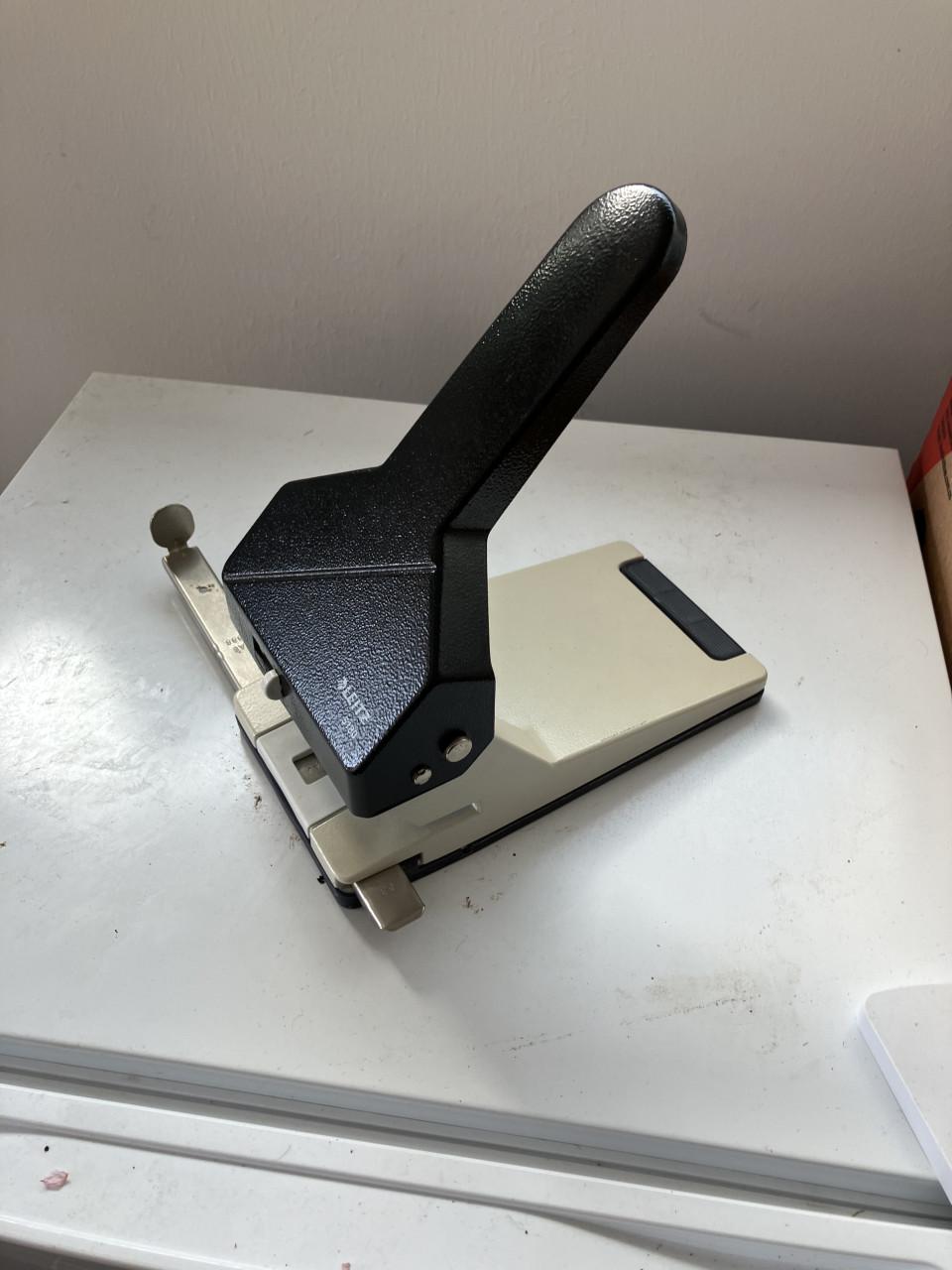 Te koop in zeer goede staat een grote perforator