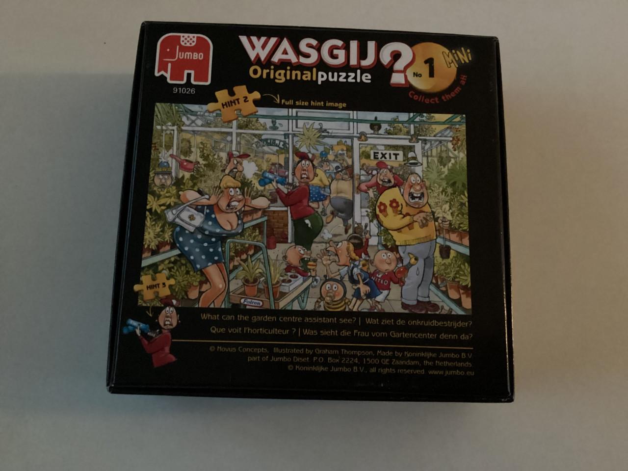 Wasgij puzzel van 54 stukjes.   Compleet.   Titel: Onkruid bestrijden.