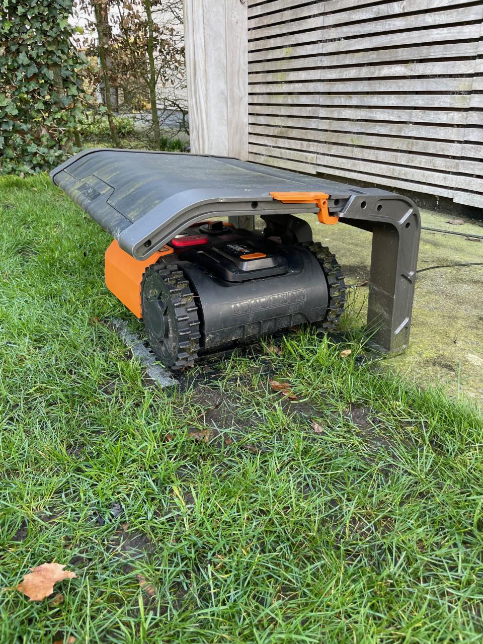 Robot grasmaaier Worx landroid M500+ met garantie, garage en 4Ah accu.