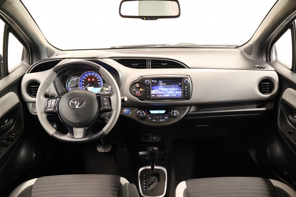 Toyota Yaris 1.5 hybrid dynamic bi-tone