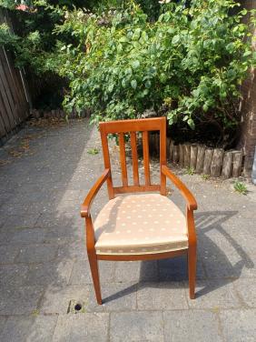 Kersenhouten stoel