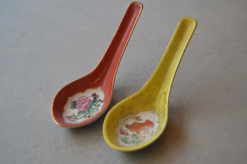 2 Chinese porseleinen lepels ipst.