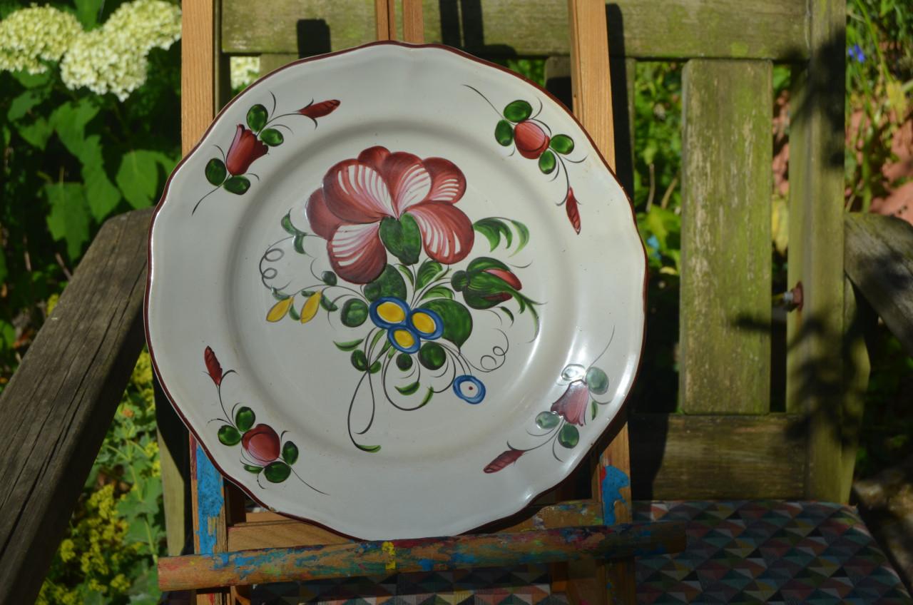 Div. aardewerk borden floraal decor op 1 na 19e/20e eeuw (6)