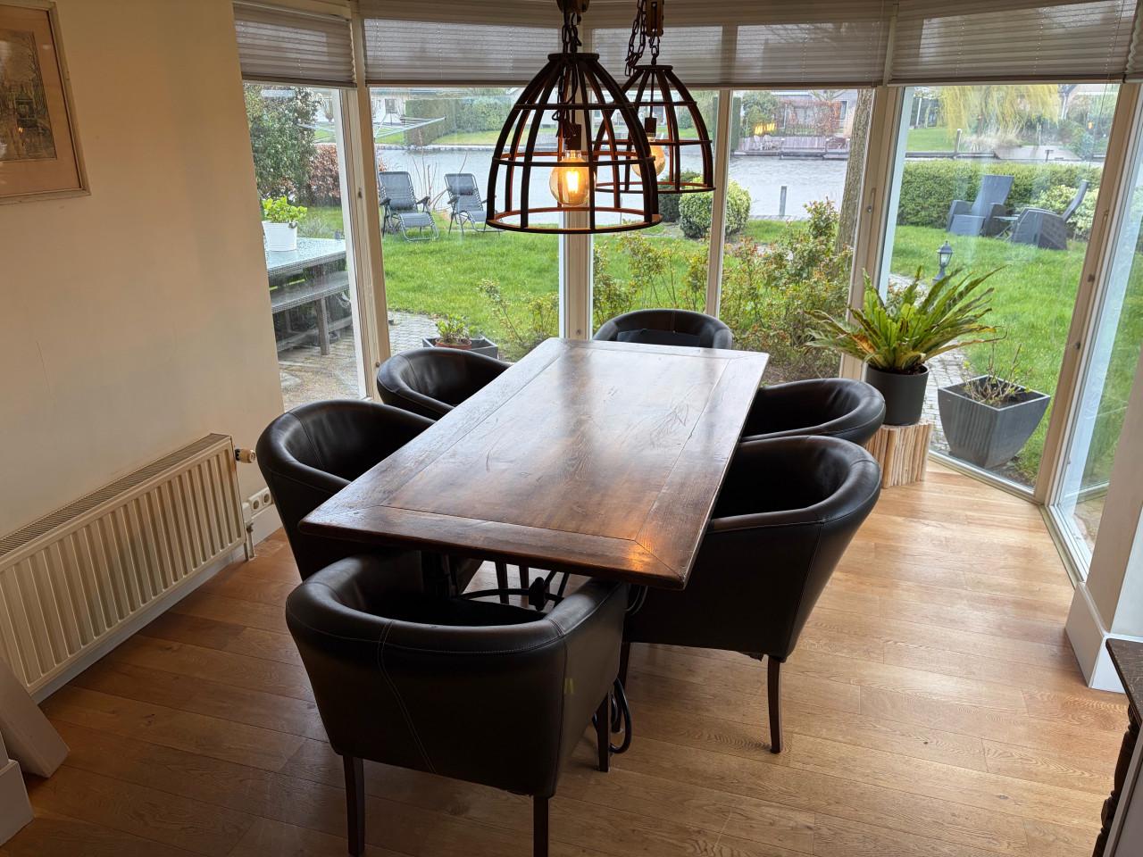 Eettafel met 6 stoelen