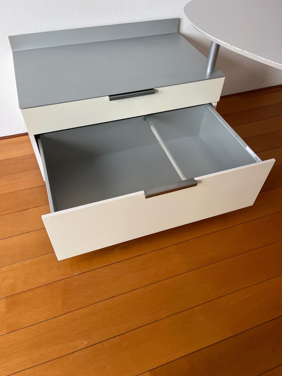 Design bureau met aparte ladekast en draaibare tafel