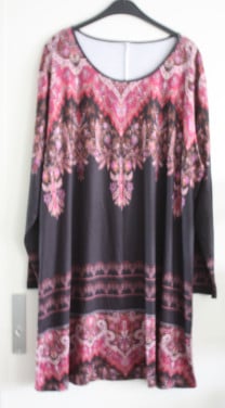 Zwarte jurk met roze figurenmaat 3xl
