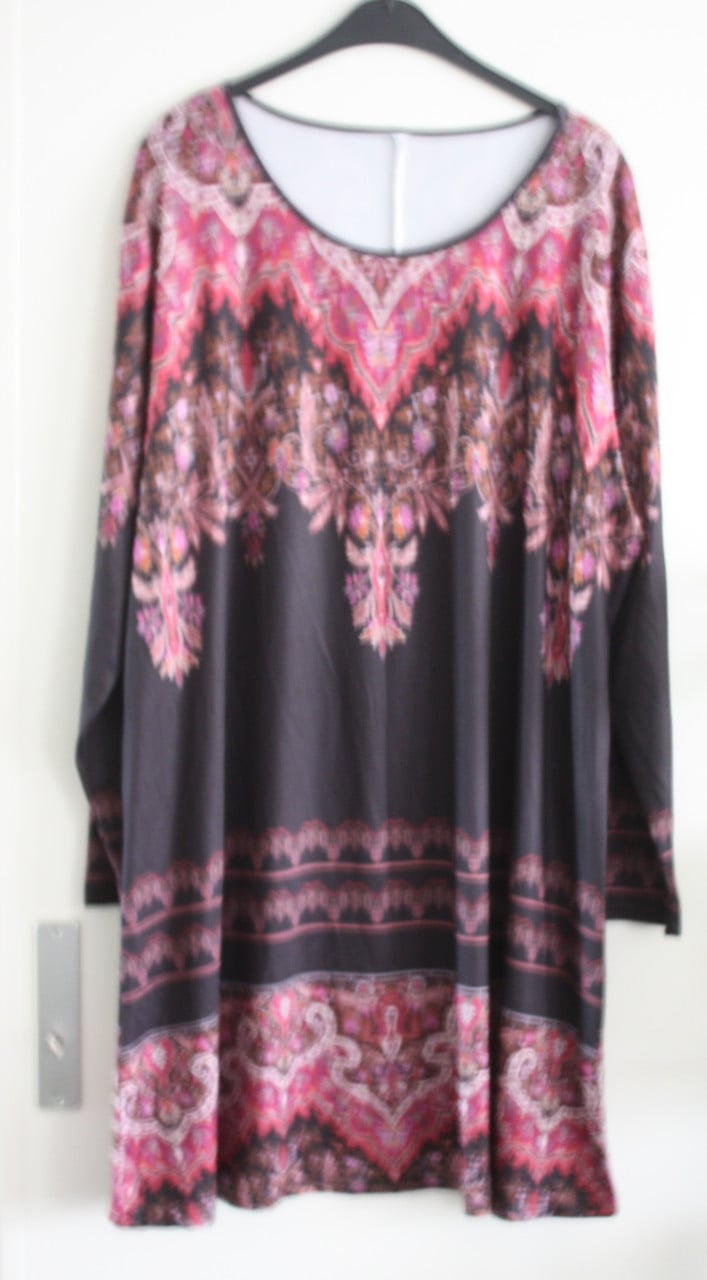 Zwarte jurk met roze figurenmaat 3xl