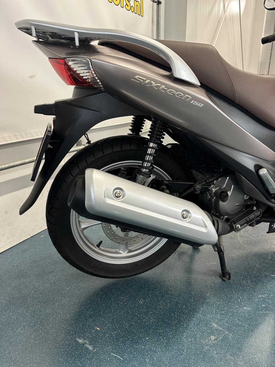 Suzuki Sixteen 150 2012 met zeer lage km stand