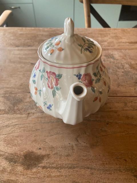 Theepot Churchill Briar Rose, Chartwell Collection