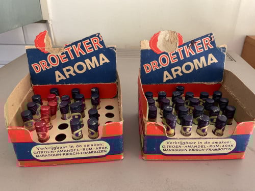 Oude flesjes Dr .Oetker aroma
