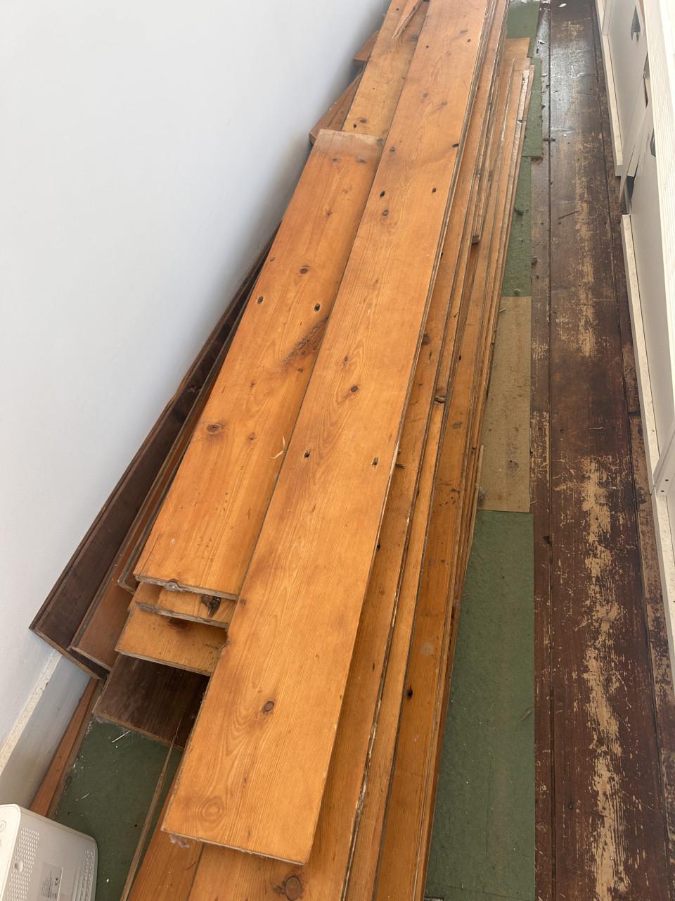 Oude houten vloer / oude grenen plankenvloer – ca. 40m²
