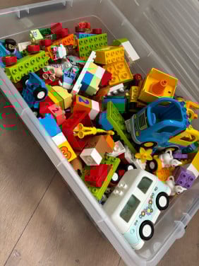 Duplo kist met allerlei bouwmaterialen en pakketten