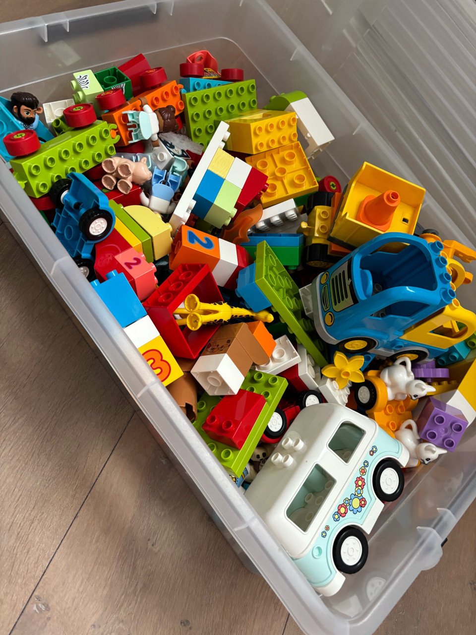 Duplo kist met allerlei bouwmaterialen en pakketten