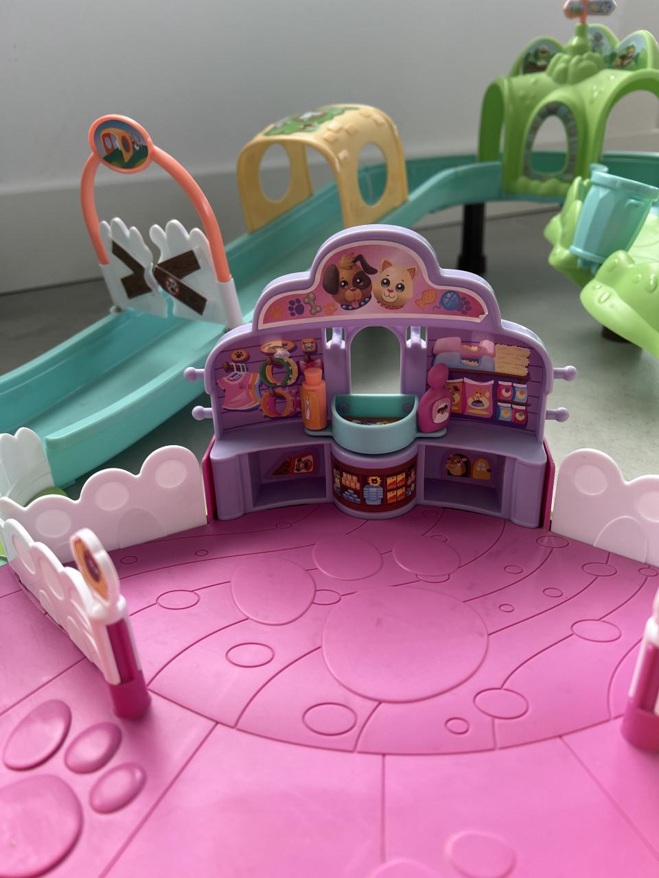 Te koop: Hasbro Furry Fernzies speelstad + Accesoires