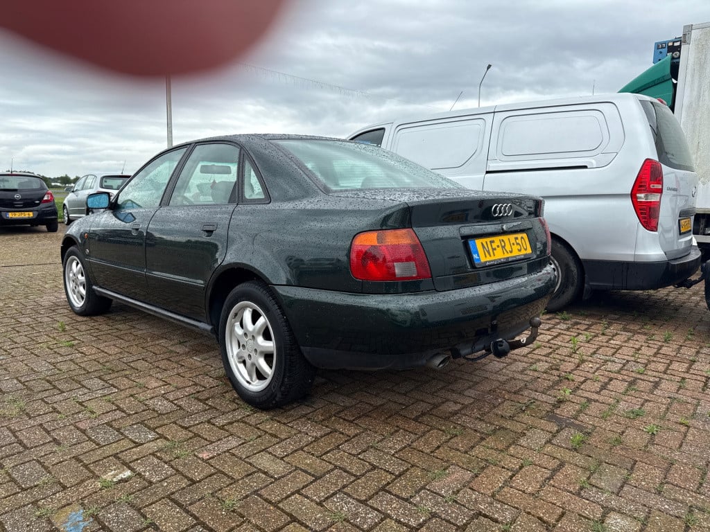 Audi A4 limousine 1.6 //apk//nap