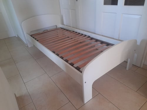 1 persoons bed 90 x 200 ( in goede staat )
