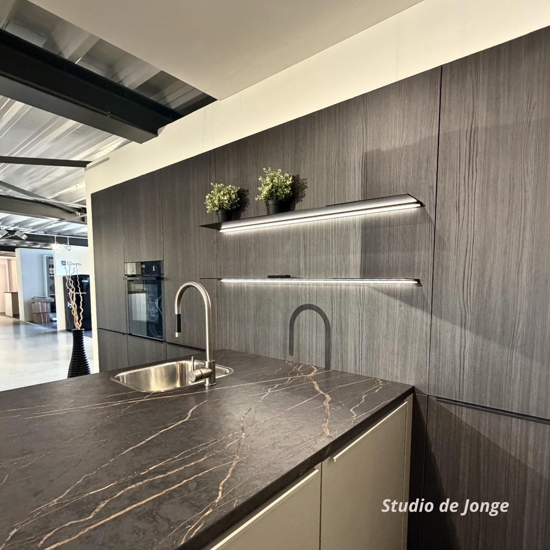 Luxe design showroomkeuken met kookeiland – showroommodel