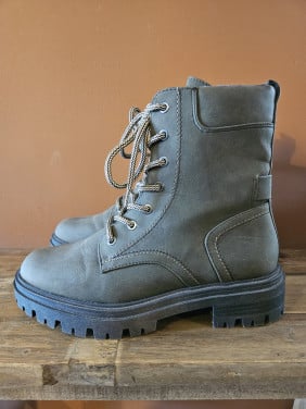 Enkellaarsjes Olive Tamaris maat 39