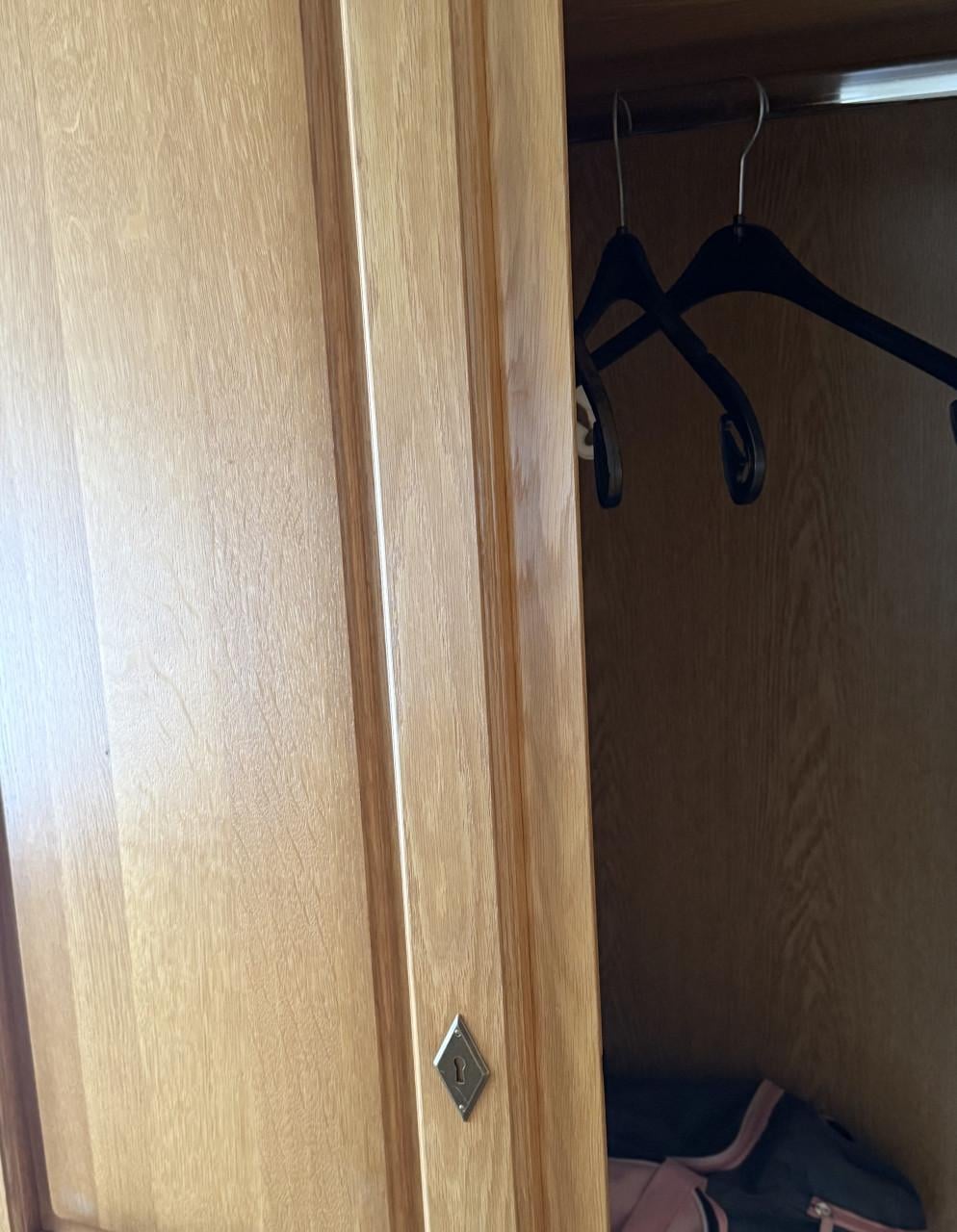 Zeer goede staat. Compl Eikenh slaapkamer. 1 elekt bed. Niets beschadigd.