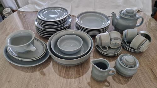 Servies  6pers    handgemaakt.