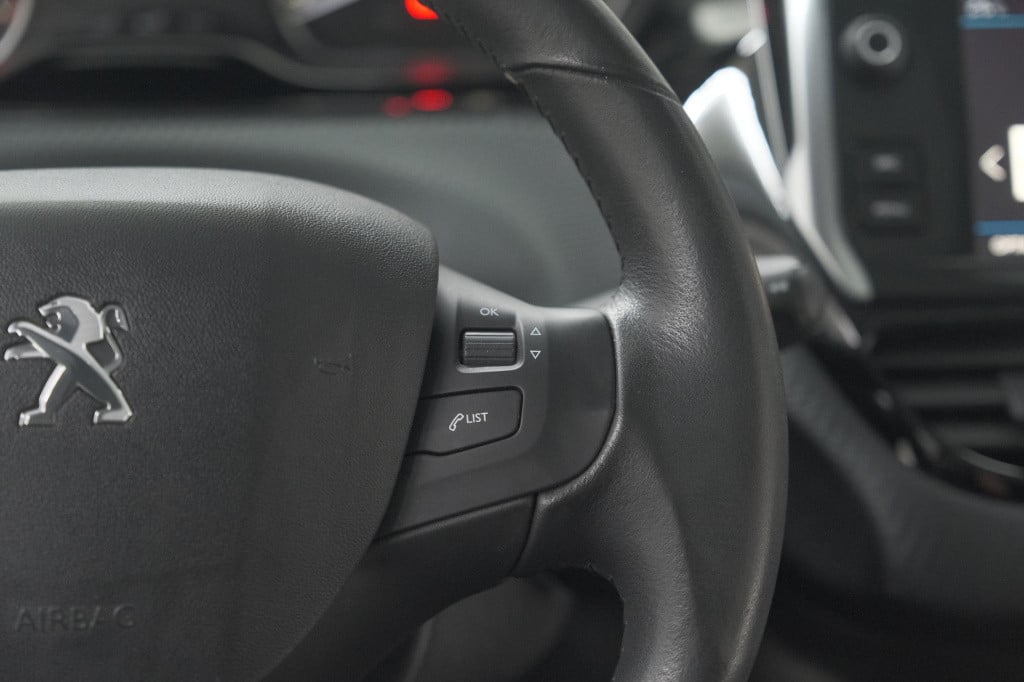 Peugeot 2008 puretech 82 blue lion | trekhaak | panoramadak | navigatie | p