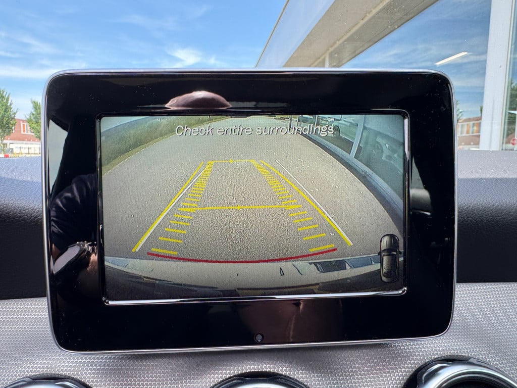 Mercedes-Benz Gla-klasse 180 business solution amg automaat / panoramadak ,