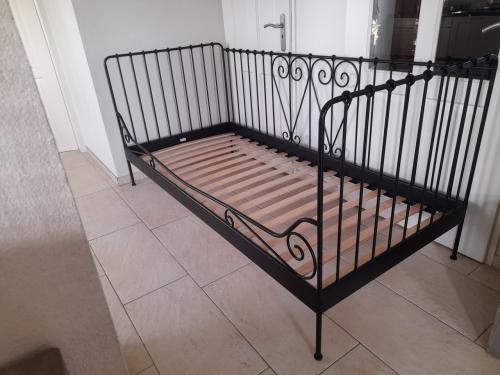 Zwart metalen 1 persoons bed 90 x 200 ( in goede staat )