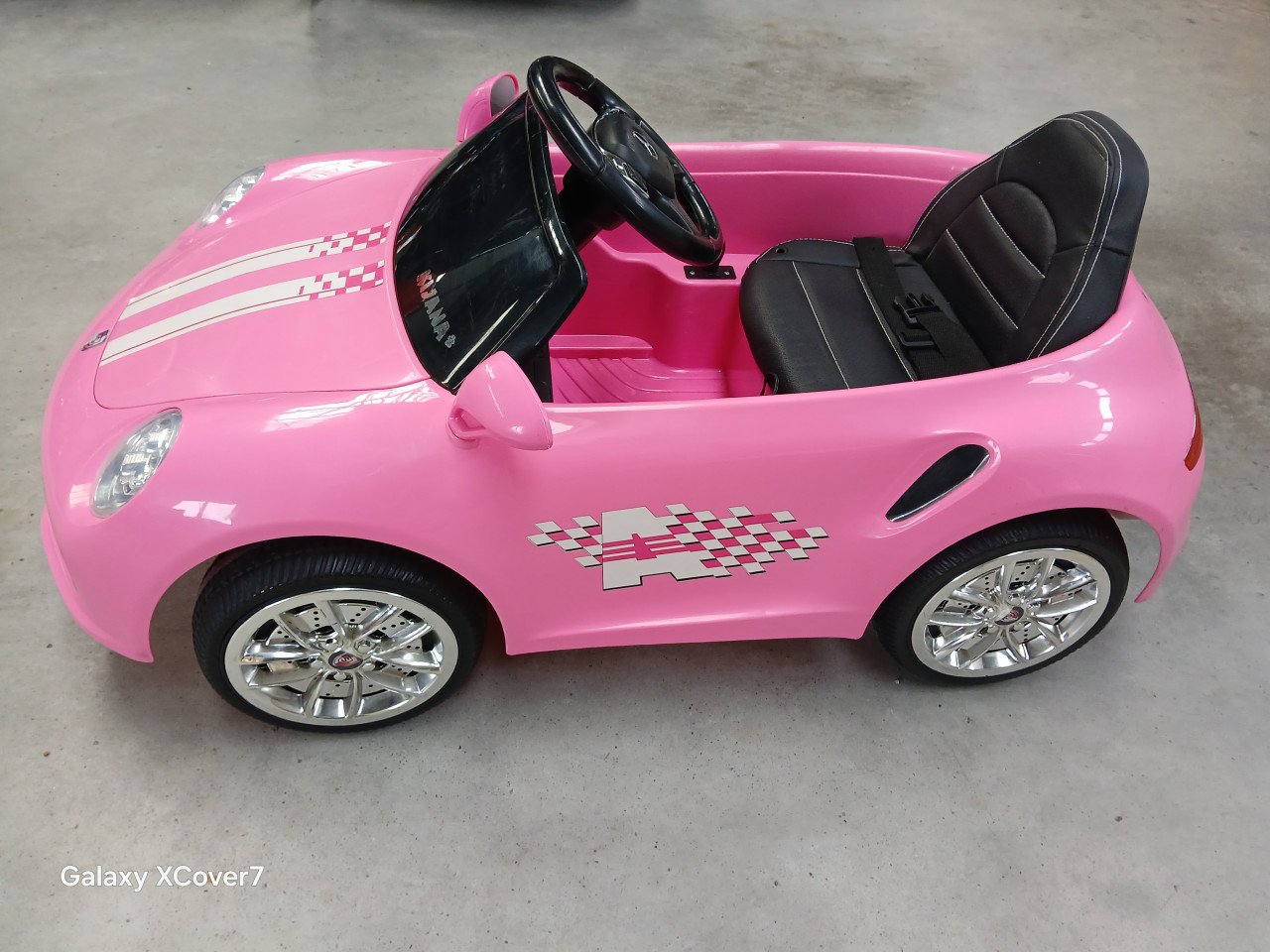 Elektrische roze kinderauto