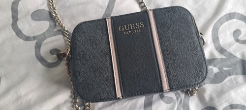 Guess handtas