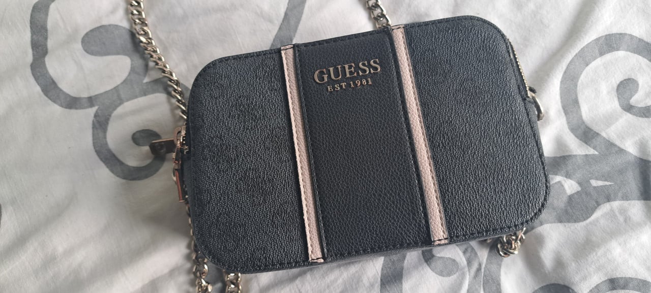 Guess handtas