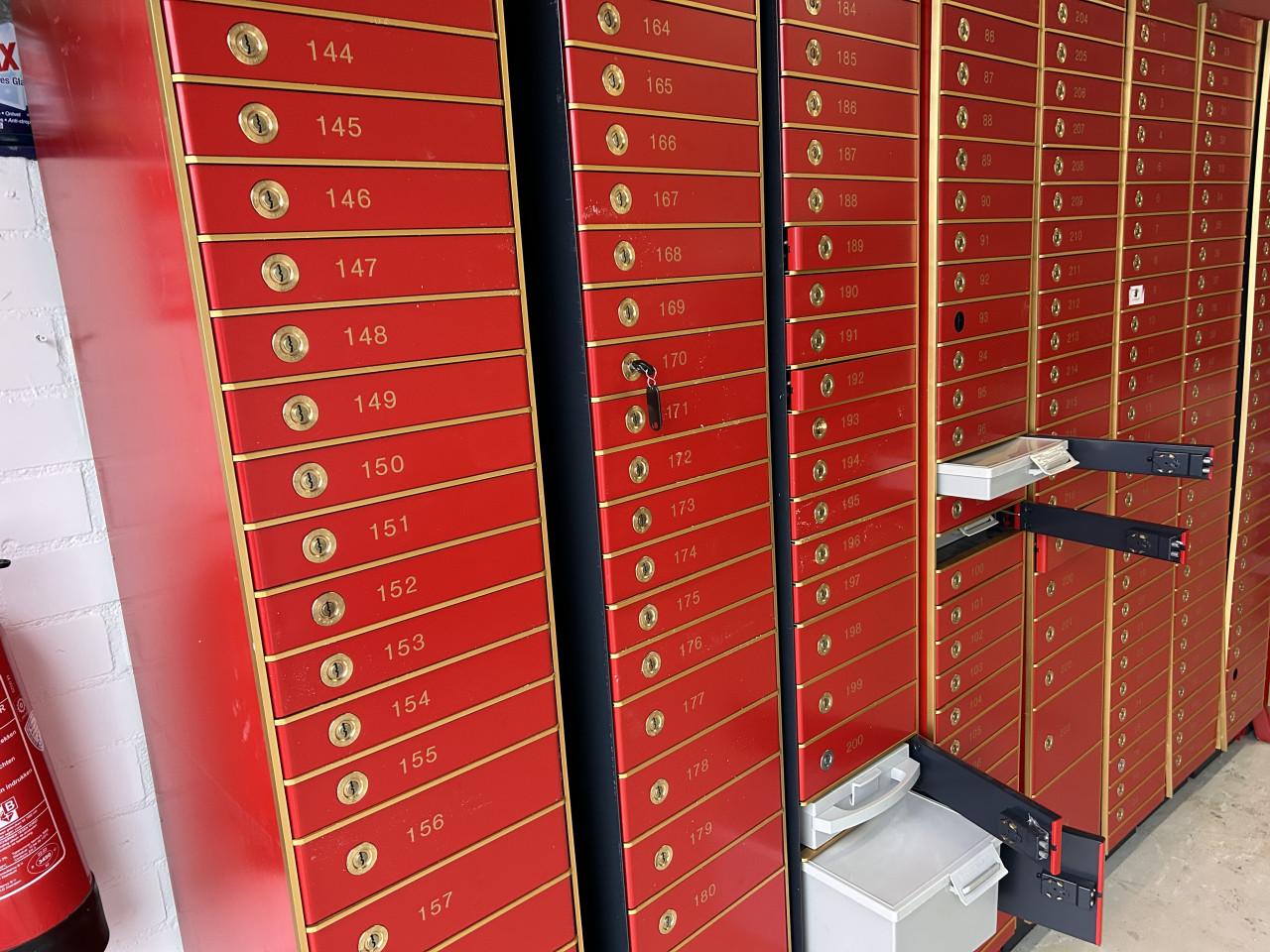 Bankkluis ijzerkasten vintage industriaal 9 stuks totaal