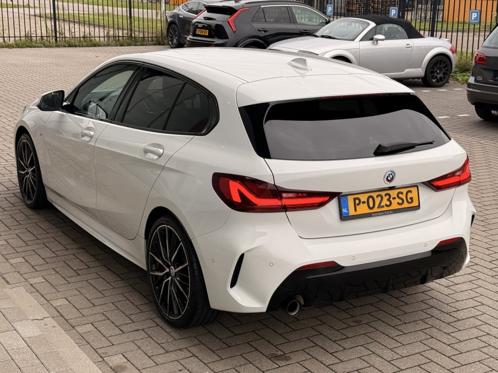 BMW 1 Serie 118i executive m-sport | stoelverwarming | led | stuurverwarmin