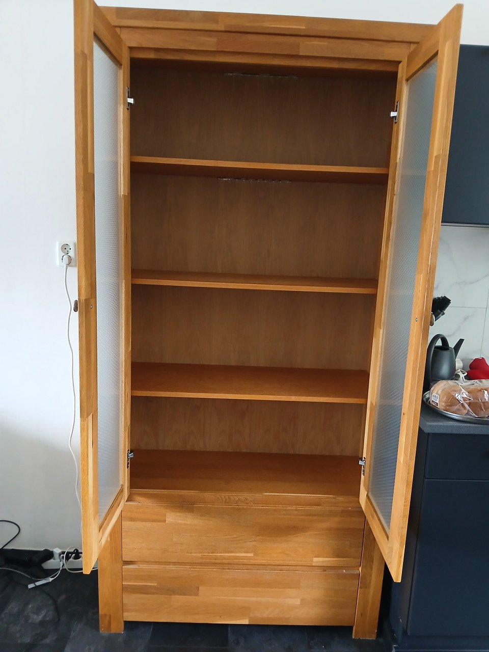 Kast met 2 laden en 2 deuren