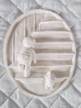 Ovaal vintage wit wandpaneel gips 3D kind hond trap