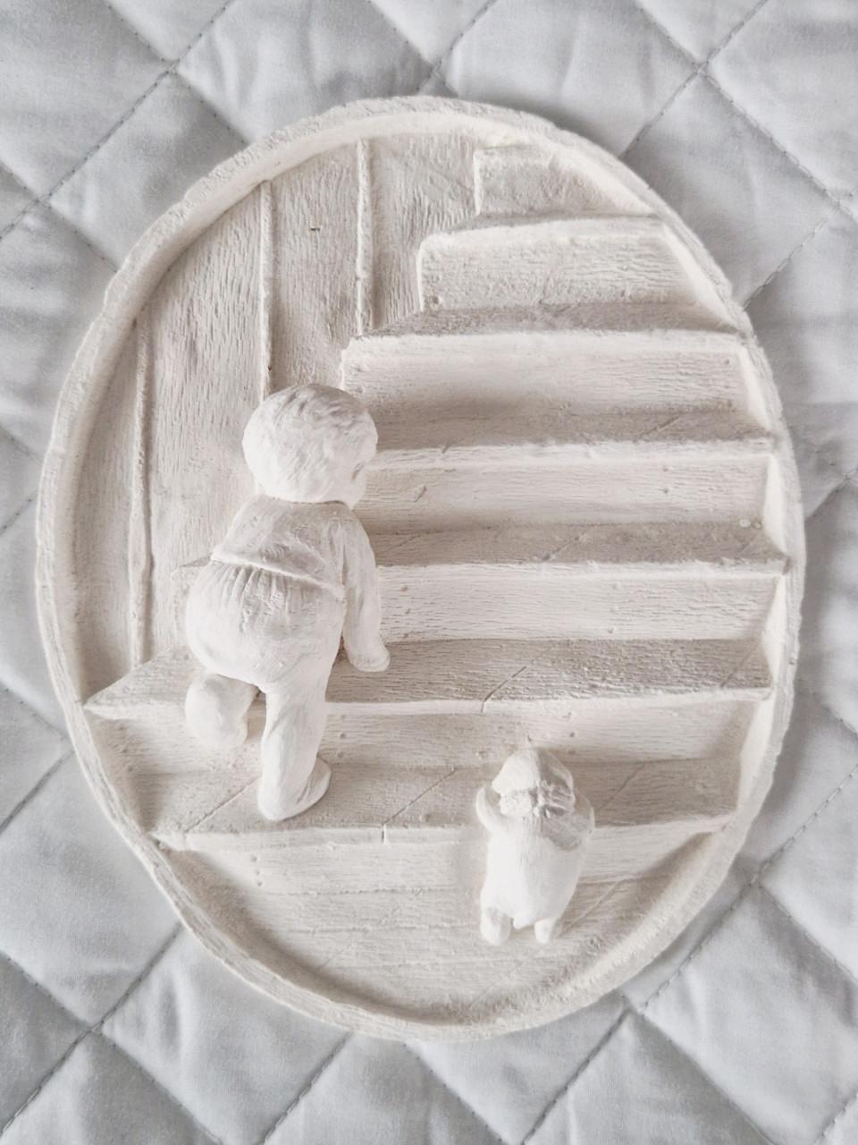 Ovaal vintage wit wandpaneel gips 3D kind hond trap