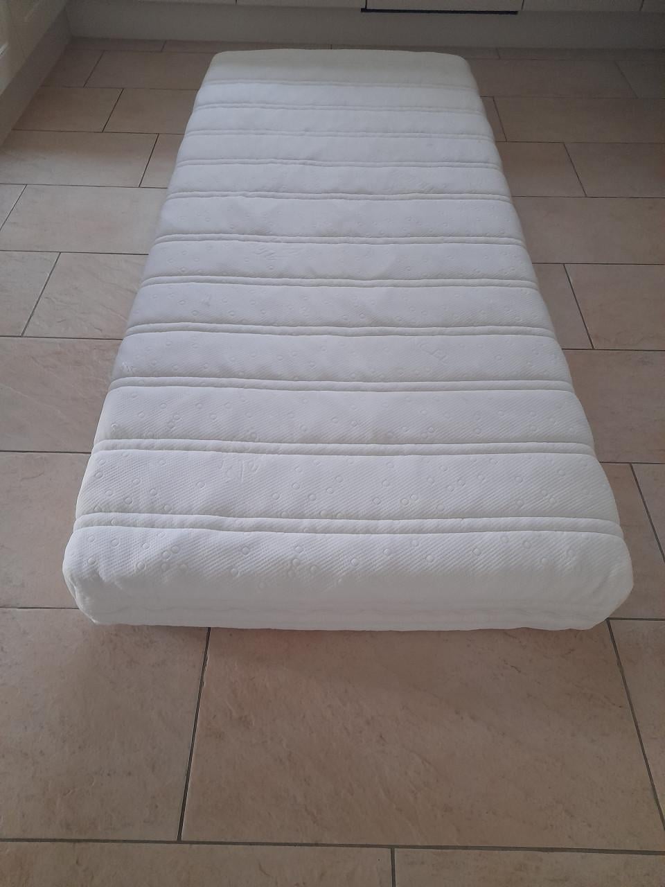 1 Persoons meiden bed  90 x 200 (in goede nette staat )