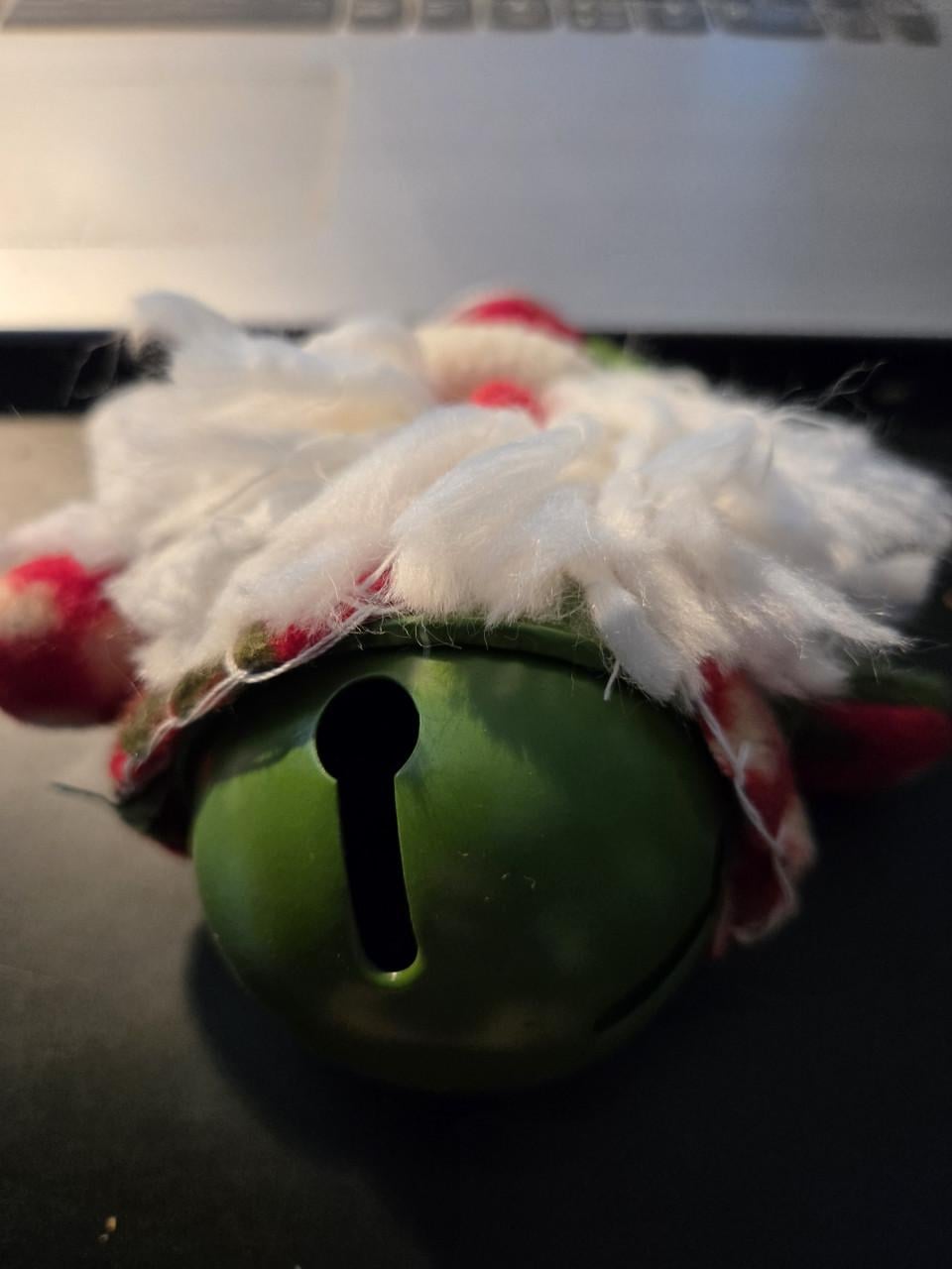 Kerstmanhanger met groene bel 14cm Evora