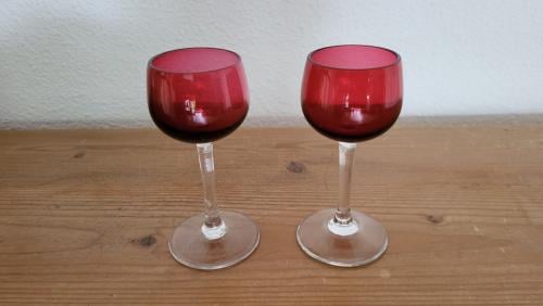 Set v 2 vintage likeurglaasjes robijnrode kelk h 10 cm